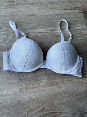 Victoria's Secret Women’s White Lace Very Sexy Push-Up Underwire Bra Size 32B